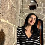 Başak Sayan Instagram – Diyarbakır… Son iki yıldır sürekli gidip geldiğim şehir. Tarihiyle, ev sahipliği yaptığı medeniyetlerle, bir türlü şifalandırılamamış, en ufacık çizikte hala kanayan yaralarına rağmen umutla geleceğe bakan misafirperver insanlarıyla olağanüstü bir şehir. Bu şehir de kurduğum dostluklar da öyle derin ve öyle önemli ki benim için. Beni benden çok düşünen, yardım etmek için elinden geleni yapan, dost kelimesinin hakkını veren dostlar… Diyarbakır Edebiyat Günleri kapsamında yeniden orada olmak çok iyi geldi. Her akşam da şahane konserler vardı. @kalemagency @mehmet_demirtas_sj @mollaoglunermin ve ekipleri inanılmaz bir organizasyon gerçekleştirmişler. Elbette @tckulturturizm Kültür ve Turizm Bakanlığını da böylesi bir etkinlik için tebrik etmek gerekir. Çok güzel anılarla ayrıldım Diyarbakır’dan. Gelen, yalnız bırakmayan tüm okurlarıma çok teşekkür ederim…