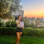 Başak Sayan Instagram - Tatil demek etimolojik olarak salmak, başıboş bırakmak demek. Ancak hiçbir zaman salabilen biri olmadığımdam hayatımın hiçbir dönemi uzun uzun tatil yapabilen biri de olamadım. Çok da özenirim sezon başında tatile çıkıp haftalarca tatil yapanlara ama gel gör ki ben hem salamadığımdan, hem de beşinci gün sıkılmaya başladığımdan hep tatillerimi böldüm hayatım boyunca. Bu yüzden hiç yazlıkçı da olamadım. Armut da dibine düşermiş. Çocuklar da sık sık tatil istiyor ama uzun uzadıya değil, sürekli yer ve mekan değiştirmek istiyorlar. Şimdi şuraya gidip kalalım, şimdi buraya durumu. Çeşme’ye uzun zamandır gelmemiştim, arkadaşlarımımla hasret giderdiğim bu tatil çok iyi geldi bu nedenle. Bu arada uzun zamandır sizlerden uzak kaldığımın da farkındayım. Düzenli olarak videolar çekmek istiyorum burada sizler için. Neler konuşmamı istersiniz, bu postun altına yazarsanız çok sevinirim. Sevgiler…