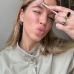 Bab Buelens Instagram – Skincare favorite advertisment – Did you know that as of the age of 30 your eyes age 2 times faster than your face? 🥹 Tic tac! – I just started trying the new @lancomeofficial Rénergie HCF Triple Eye Serum (already a big fan of the other HCF Triple Serum!) 👀  90% of the people that tested it would recommend the product 👀👀 let’s go! (this is advertisment in paid partnership with Lancôme) #lancomeskincare #eyehcftripleserumserum