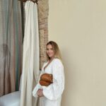 Bab Buelens Instagram – Summer shoes advertisment ✨ when we took a walk around the castle on the first rainless day we had in Italy and daydreamed about picking fruit in our own meditarranean garden, wearing my clogs @scholl_iconic 👩🏼‍🌾🍊🍋🍎 #aestheticomfort #scholl #pescura