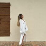 Bab Buelens Instagram - Summer shoes advertisment ✨ when we took a walk around the castle on the first rainless day we had in Italy and daydreamed about picking fruit in our own meditarranean garden, wearing my clogs @scholl_iconic 👩🏼‍🌾🍊🍋🍎 #aestheticomfort #scholl #pescura