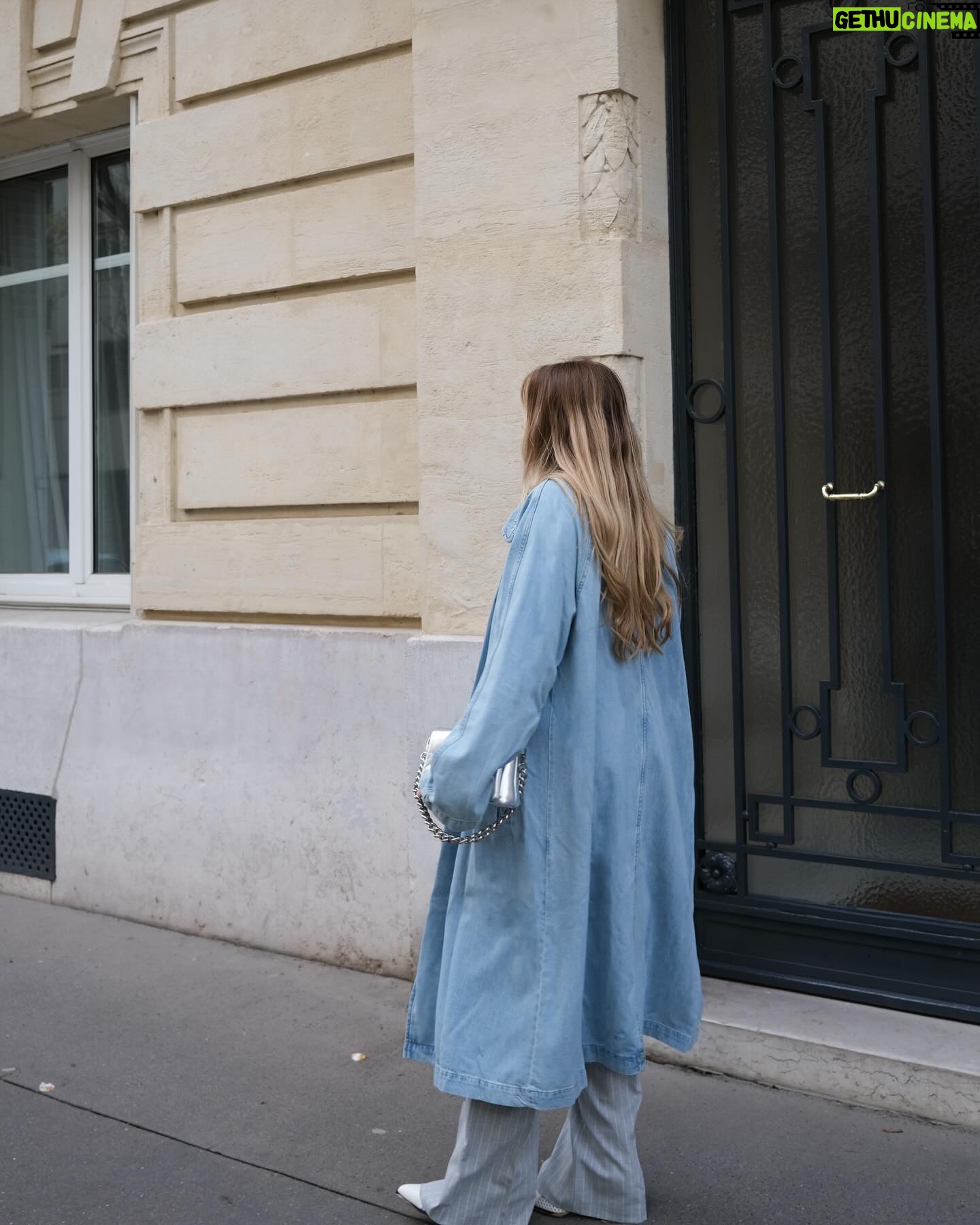 Bab Buelens Instagram - Hanging around in my quartier temporaire in @liujo 🩵 #SS24 #LIuJoTheNewGlam (advertisment)