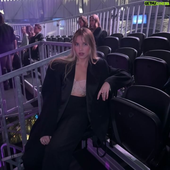 Bab Buelens Instagram - yesterdayevening at the @hunkemoller show (invited therefore advertisment) 💗