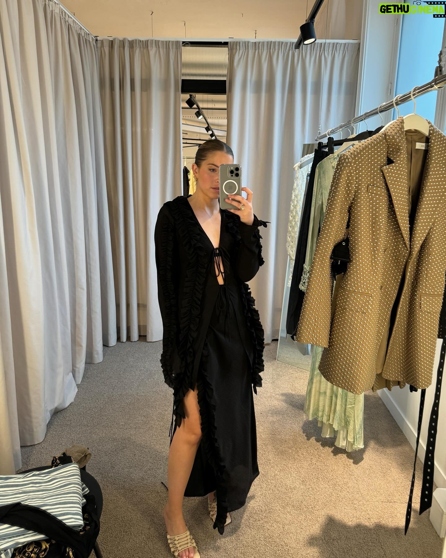 Bab Buelens Instagram - went for coffee in the @hm Paris showroom and had to try on some things - what’s your favorite? 🤍 (sponsored/advertisment)
