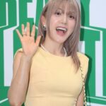 Bada Instagram - 저는 어제 6월5일 서울국제환경영화제 개막식에 다녀왔습니다 가수이지만 평소 영화를 사랑하고 즐기며 그 안에서 영감을 얻는 저는, 또한 여러 영화제를 경험하게 되었는데요 그중 여러분께 꼭 소개해 드리고 싶은 너무나 특별하고 고귀한 영화제가 개막 하였습니다 "바다"라는 자연의 아름다운 이름을 통해 여러분께 오랫동안 사랑받고 있는 제가, 이름 덕분에 받은 이 큰 사랑을 자연에 보답하며 살지 못하는것 같습니다 그럼에도 불구하고 제 이름을 떠올려 이렇게 의미있는 자리에 초대해 주신 sieff 영화제 관계자 분들께 다시한번 감사드립니다 단순하고 뻔한 환경운동을 장려하는 목적형 영화가 아닌, 한 작품 한작품 마다 너무 감동적이고 진심으로 처음 보고 알게 되기에 흥미로운 접근성과 메세지가 정말 색다릅니다 이로써 우리가 함께 만들어 나아갈 즐겁고 확실한 방법들을 제안해주는 너무나 고맙고 흥미진진한 영화제 입니다 환경을 재생의 시급함, 더 늦기전에 인지 해야만 하는 살얼음 시대에 살고 있는 우리모두가 이 영화들을 통해 반경해 나아갈수 있을꺼란 생각이 들었습니다 고백하건데 당일 텀블러를 깜밖하고 나온 제가 어제 집에 오자마자 문 앞에 놓아두게한 영화들... 여러분들도 우리의 현실을 담은 이 영화들을 통해 텀블러를 문 앞에 두시길 기도하고 응원합니다🐋🌳🦋 @sieff.kr #sieff #서울국제환경영화제 #개막식 #이화여대 #대강당 #바다