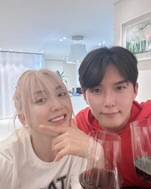 Bada Instagram - 드디어 오늘...두사람 축하해 🌷"✨👰🏻‍♀️🤵🏻✨"🌷

#려욱 #결혼식 #친누나 #축하
