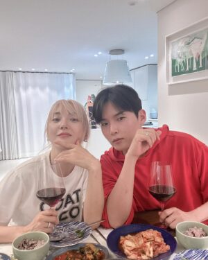 Bada Instagram - 드디어 오늘...두사람 축하해 🌷"✨👰🏻‍♀️🤵🏻✨"🌷

#려욱 #결혼식 #친누나 #축하