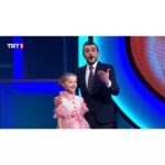 Bade Arazlı Instagram - 23 Nisan Ulusal Egemenlik Ve Çocuk Bayramı @turkiyelingo özel bölümünde @ucarkemal abimle birlikte bende varım! Bu heyecanlı sunuculuk deneyimle @trt1 ekranlarında sizlerleyiz!