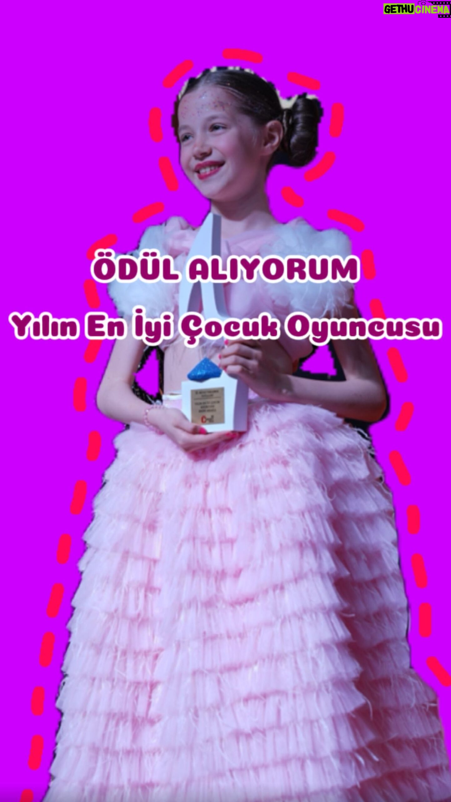 Bade Arazlı - 7.4K Likes - Yılın En İyi Çocuk Oyuncusu Ödülünü bana veren @mbaokullari ‘na ve @communitymediaagency ‘ye çok teşekkür ederim🌟
Öyle bir gündü ki neredeyse bütün sevdiklerim yanımdaydı 💖 Unutulmasın diye böyle bir reelsa dönüştürdüm ✨ Daha nicelerine 💎
Kutu bebeğe dönüşmemi sağlayan elbisem: @ozlemkaratayofficial
#reklam #işbirliği #tanıtım (böyle şeyler yazmak zorundayız)
#badearazlı #çocukoyuncu #cocukoyuncu #oyuncu #televizyonoyuncusu #sinemaoyuncusu #tiyatrooyuncusu #kameraönüoyunculuk #gönüldağı #cocukmodel #çocukmodel #cocukmanken #mirayakay #melisfis #dorukhandoruk #şenizulusoy #tamerkaradaglı #tugcearal #ugurarslan #cocukgiyim #cocukmodası #türkoyuncu #türksineması #ödültöreni #yılıneniyiçocukoyuncusu #eniyiçocukoyuncu #çocukoyuncuödülü