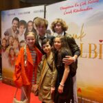 Bade Arazlı Instagram – @cocukkalbifilm ‘inin galasındayız ✨ Tüm oyuncu arkadaşlarımızı tebrik ediyoruz 💕 Dünyanın en çok satan çocuk kitabından uyarlanan bu harika film 3 Mayıs’ta sinemalarda❗️Gişesi bol olsun 🎊