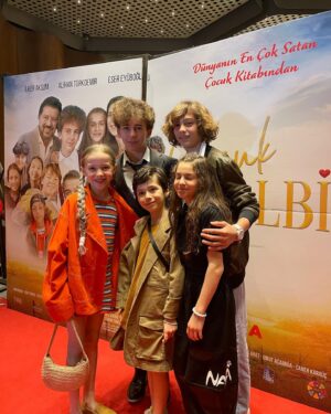 Bade Arazlı Instagram - @cocukkalbifilm ‘inin galasındayız ✨ Tüm oyuncu arkadaşlarımızı tebrik ediyoruz 💕 Dünyanın en çok satan çocuk kitabından uyarlanan bu harika film 3 Mayıs’ta sinemalarda❗️Gişesi bol olsun 🎊