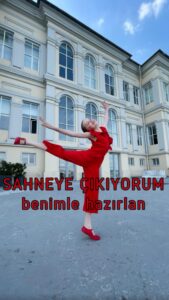 Bade Arazlı Instagram - İzlediğin tüm “benimle hazırlan” içeriklerini unut 😏 Ben Bade Arazlı❗️Bi de benimle hazırlan 🌹 Kırmızı tulum ve ayakkabılarım: @goose_official Dikey buharlı ütüm: @laurastar @laurastar_tr @hakman_official Allığım ve fırçası: @yvesrocherturkiye Rujum: @sephoraturkiye #reklam #işbirliği #tanıtım . . . #badearazlı #cocukgiyim #cocukmodası #cocukoyuncu #çocukoyuncu #cocukmanken #çocukmanken #cocukmodel #oyuncu #türkoyuncu #turkdizileri #gönüldağı #sinemafilmi #cocukfilmi #zaraturkiye #ikeaturkiye #yvesrocherturkiye #sephoratürkiye #laurastar #laurastartürkiye #ürüntanıtımı #giyinmeodası #stilönerileri #makyajvideoları #dansçı