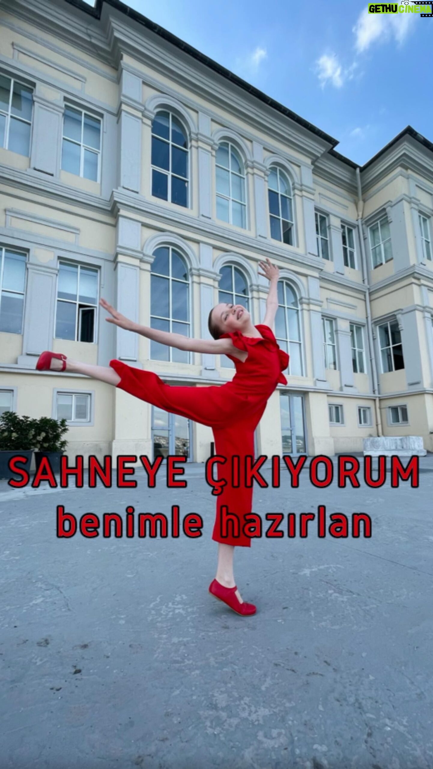Bade Arazlı - 12.8K Likes - İzlediğin tüm “benimle hazırlan” içeriklerini unut 😏
Ben Bade Arazlı❗️Bi de benimle hazırlan 🌹
Kırmızı tulum ve ayakkabılarım: @goose_official
Dikey buharlı ütüm: @laurastar @laurastar_tr @hakman_official
Allığım ve fırçası: @yvesrocherturkiye
Rujum: @sephoraturkiye
#reklam #işbirliği #tanıtım
.
.
.
#badearazlı #cocukgiyim #cocukmodası #cocukoyuncu #çocukoyuncu #cocukmanken #çocukmanken #cocukmodel #oyuncu #türkoyuncu #turkdizileri #gönüldağı #sinemafilmi #cocukfilmi #zaraturkiye #ikeaturkiye #yvesrocherturkiye #sephoratürkiye #laurastar #laurastartürkiye #ürüntanıtımı #giyinmeodası #stilönerileri #makyajvideoları #dansçı