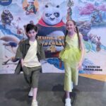 Bade Arazlı Instagram - @emreuzunboy ‘un davetiyle KUNG FU PANDA 4 filminin galasındayız 🐼🦎 5 Nisan’da vizyona girecek bu harika animasyon filmini mutlaka izleyin 🥋 Konsepte hem uygun hem de şık olmamı sağlayan @goose_official ‘a teşekkür ederim 🍀 #tanıtım #reklam #tavsiye #kungfupanda #kungfupanda4 #badearazlı #boraarazlı #sinemakeyfi #oyuncu #cocukoyuncu