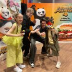 Bade Arazlı Instagram - @emreuzunboy ‘un davetiyle KUNG FU PANDA 4 filminin galasındayız 🐼🦎 5 Nisan’da vizyona girecek bu harika animasyon filmini mutlaka izleyin 🥋 Konsepte hem uygun hem de şık olmamı sağlayan @goose_official ‘a teşekkür ederim 🍀 #tanıtım #reklam #tavsiye #kungfupanda #kungfupanda4 #badearazlı #boraarazlı #sinemakeyfi #oyuncu #cocukoyuncu