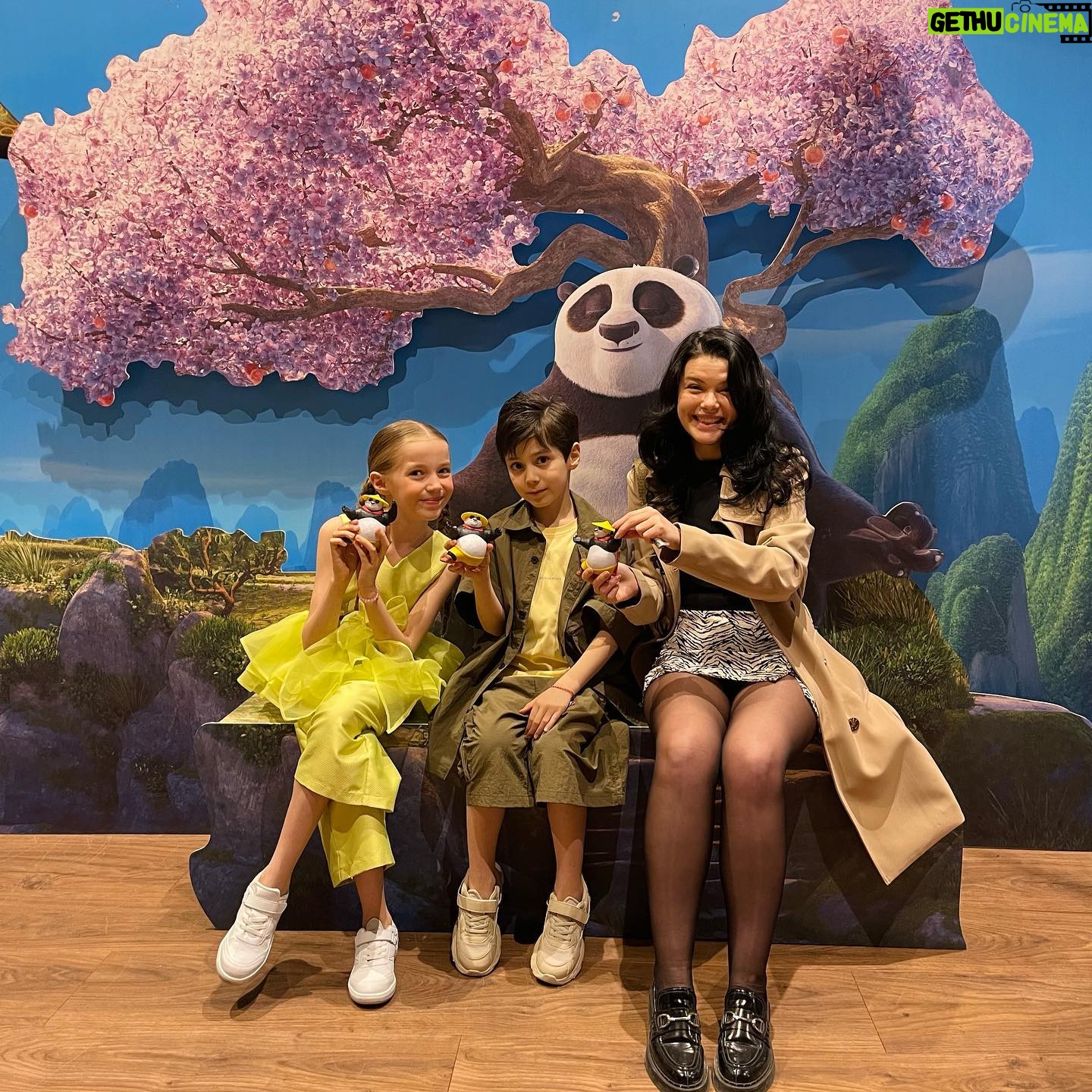 Bade Arazlı - 3 Likes - @emreuzunboy ‘un davetiyle KUNG FU PANDA 4 filminin galasındayız 🐼🦎
5 Nisan’da vizyona girecek bu harika animasyon filmini mutlaka izleyin 🥋
Konsepte hem uygun hem de şık olmamı sağlayan @goose_official ‘a teşekkür ederim 🍀
#tanıtım #reklam #tavsiye #kungfupanda #kungfupanda4 #badearazlı #boraarazlı #sinemakeyfi #oyuncu #cocukoyuncu