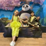 Bade Arazlı Instagram - @emreuzunboy ‘un davetiyle KUNG FU PANDA 4 filminin galasındayız 🐼🦎 5 Nisan’da vizyona girecek bu harika animasyon filmini mutlaka izleyin 🥋 Konsepte hem uygun hem de şık olmamı sağlayan @goose_official ‘a teşekkür ederim 🍀 #tanıtım #reklam #tavsiye #kungfupanda #kungfupanda4 #badearazlı #boraarazlı #sinemakeyfi #oyuncu #cocukoyuncu