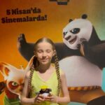 Bade Arazlı Instagram - @emreuzunboy ‘un davetiyle KUNG FU PANDA 4 filminin galasındayız 🐼🦎 5 Nisan’da vizyona girecek bu harika animasyon filmini mutlaka izleyin 🥋 Konsepte hem uygun hem de şık olmamı sağlayan @goose_official ‘a teşekkür ederim 🍀 #tanıtım #reklam #tavsiye #kungfupanda #kungfupanda4 #badearazlı #boraarazlı #sinemakeyfi #oyuncu #cocukoyuncu