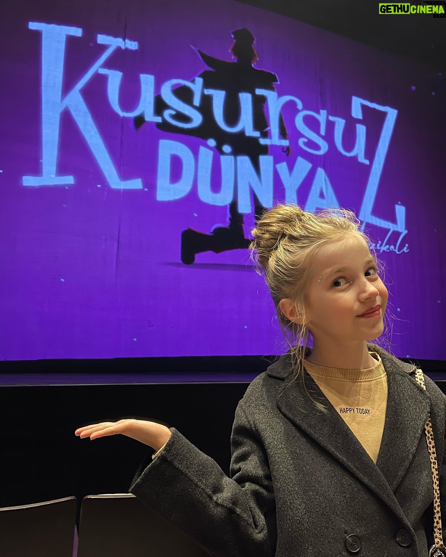 Bade Arazlı Instagram - Canımın içi @cansusabanci ‘nın davetiyle @zorlucocuktiyatrosu ‘na #KusursuzDünyaMüzikali ‘ni izlemeye gittik. İyi ki gittik, çok ama çok eğlendik! Ekip harika, herkesin eline sağlık 🧿