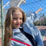 Bade Arazlı Instagram - Bizi de dövsün hayat 🤦🏻‍♀️ Bizi de yorsun varsın 🤦🏻‍♀️ Geciktirirler ancak durduramazlar 🤷🏻‍♀️ Geleceğe akar zaman 🙆🏻‍♀️ Korkan yerinde saysın 💁🏻‍♀️ Bütün boşluklara sızar yeninin gücü azar azar 🙆🏻‍♀️ Bıkmadan 🙅🏻‍♀️ Usanmadan 🙅🏻‍♀️ Yaş alırken yaşlanmadan 🙅🏻‍♀️ Pas tutmadan 🙅🏻‍♀️ Yas tutmadan 🙅🏻‍♀️ Eğilmeden 🙅🏻‍♀️ Bükülmeden 🙅🏻‍♀️ Ezmeden 🙅🏻‍♀️ Ezilmeden 🙅🏻‍♀️ Kin tutmadan 🙅🏻‍♀️ Kül yutmadan 🙅🏻‍♀️