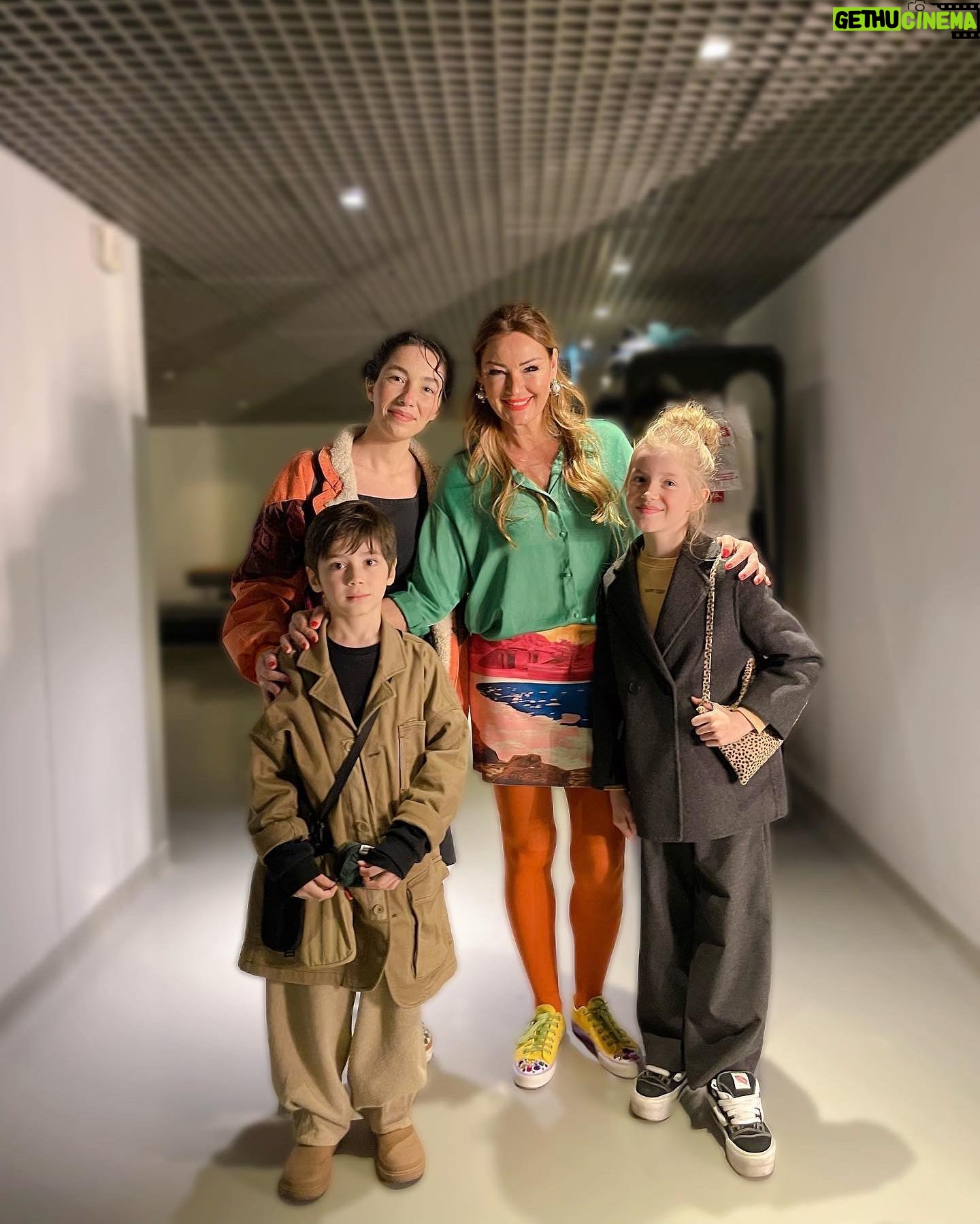 Bade Arazlı Instagram - Canımın içi @cansusabanci ‘nın davetiyle @zorlucocuktiyatrosu ‘na #KusursuzDünyaMüzikali ‘ni izlemeye gittik. İyi ki gittik, çok ama çok eğlendik! Ekip harika, herkesin eline sağlık 🧿