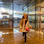 Bade Arazlı Instagram - Bizi de dövsün hayat 🤦🏻‍♀️ Bizi de yorsun varsın 🤦🏻‍♀️ Geciktirirler ancak durduramazlar 🤷🏻‍♀️ Geleceğe akar zaman 🙆🏻‍♀️ Korkan yerinde saysın 💁🏻‍♀️ Bütün boşluklara sızar yeninin gücü azar azar 🙆🏻‍♀️ Bıkmadan 🙅🏻‍♀️ Usanmadan 🙅🏻‍♀️ Yaş alırken yaşlanmadan 🙅🏻‍♀️ Pas tutmadan 🙅🏻‍♀️ Yas tutmadan 🙅🏻‍♀️ Eğilmeden 🙅🏻‍♀️ Bükülmeden 🙅🏻‍♀️ Ezmeden 🙅🏻‍♀️ Ezilmeden 🙅🏻‍♀️ Kin tutmadan 🙅🏻‍♀️ Kül yutmadan 🙅🏻‍♀️