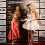 Bade Arazlı Instagram - Saygın Medya’dan “YILIN ÇOCUK OYUNCUSU” ödülünü alan oyuncum BADE ARAZLI’yı tebrik eder, tüm komite üyelerine teşekkür ederim.