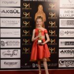 Bade Arazlı Instagram - Saygın Medya’dan “YILIN ÇOCUK OYUNCUSU” ödülünü alan oyuncum BADE ARAZLI’yı tebrik eder, tüm komite üyelerine teşekkür ederim.