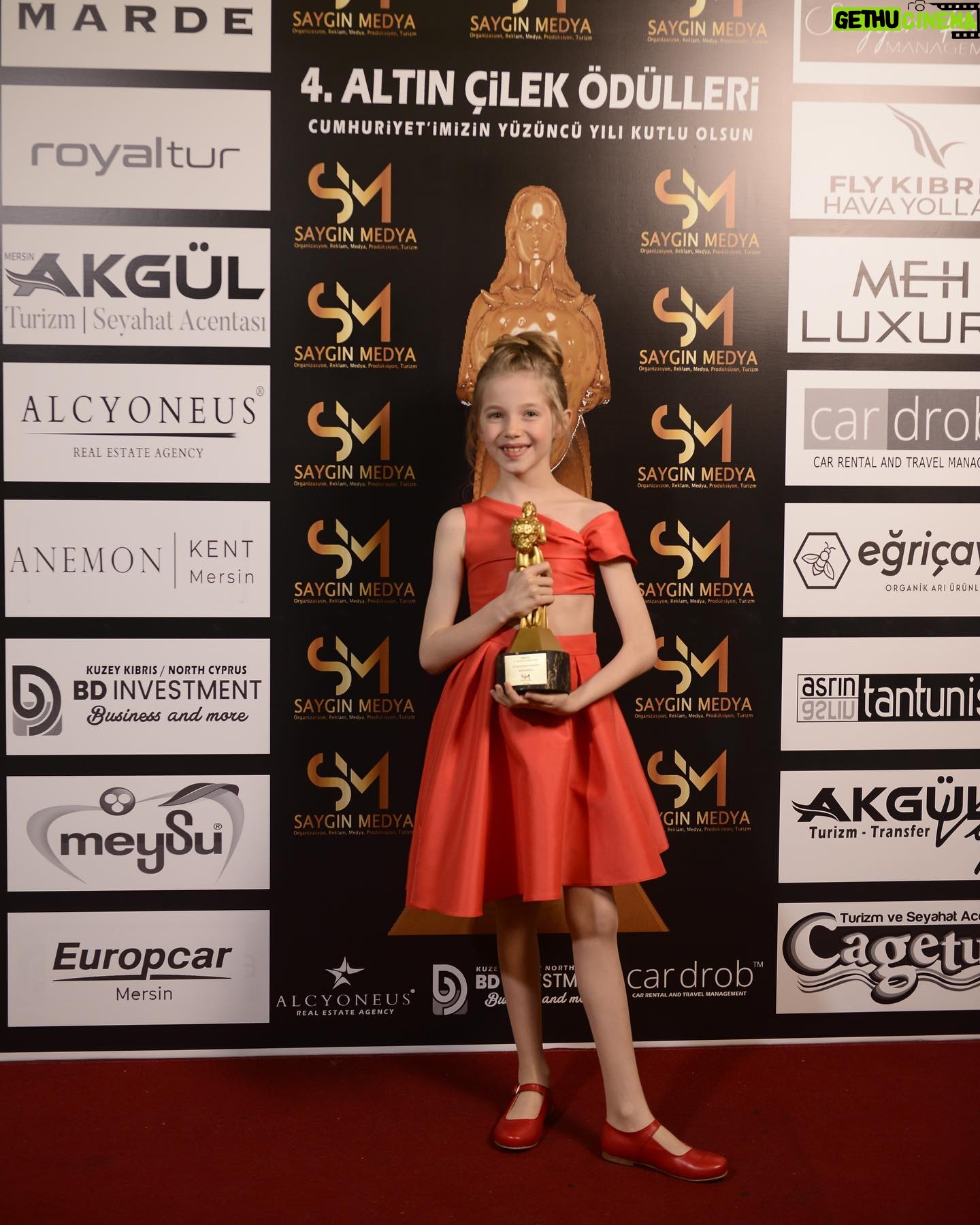 Bade Arazlı Instagram - Saygın Medya’dan “YILIN ÇOCUK OYUNCUSU” ödülünü alan oyuncum BADE ARAZLI’yı tebrik eder, tüm komite üyelerine teşekkür ederim.