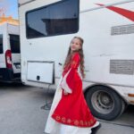 Bade Arazlı Instagram – Vaktiyle diz çöktüğüm, etek öptüğüm, af dilediğim herkes,gün gelecek benim önümde diz çökecek dedim.
İşte o günler geldi çattı.
Bana türlü cefayı, kederi, eziyeti layık gören düşmanlarımın sonu geldi.

Artık korksunlar benden!
Zira aldıkları her nefesi zehir edeceğim onlara!
Ateş olup üzerlerine yağacağım!

Harem ne ki? 

Dünyayı ben yöneteceğim!
