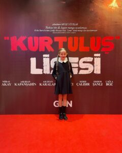 Bade Arazlı Instagram - “KURTULUŞ LİSESİ” gala 💫 Elbise ve ayakkabı tercihimiz @goose_official 💫
