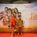 Bade Arazlı Instagram – @cocukkalbifilm ‘inin galasındayız ✨ Tüm oyuncu arkadaşlarımızı tebrik ediyoruz 💕 Dünyanın en çok satan çocuk kitabından uyarlanan bu harika film 3 Mayıs’ta sinemalarda❗️Gişesi bol olsun 🎊