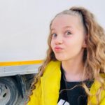 Bade Arazlı Instagram - Sarı yanıyo’sa bas gaza daha fazla 💛 Gelişine konuş ya da bırak onu yolda 😏 Söylediğimi değil, söylemediğimi anla, ah 🤫 Bugünümü değil, yarınımı bana kolla 😎