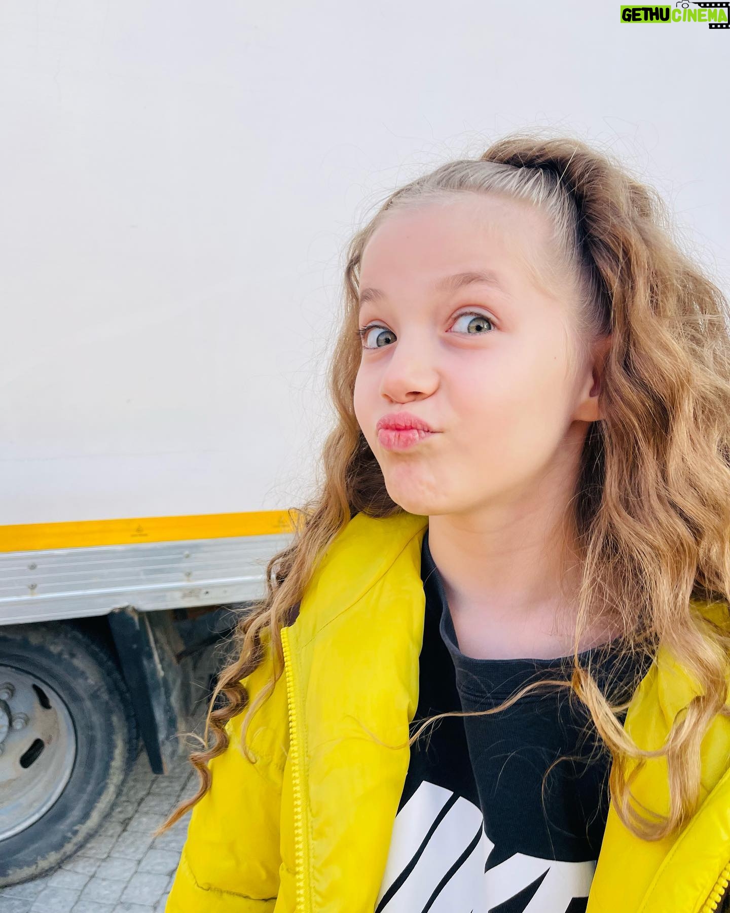 Bade Arazlı Instagram - Sarı yanıyo’sa bas gaza daha fazla 💛 Gelişine konuş ya da bırak onu yolda 😏 Söylediğimi değil, söylemediğimi anla, ah 🤫 Bugünümü değil, yarınımı bana kolla 😎
