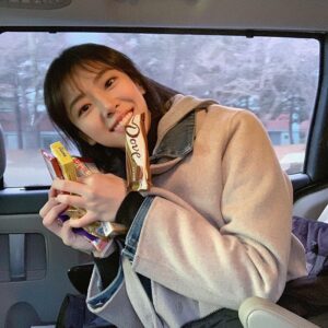 Bae Da-bin Instagram - 젤리랑 초콜렛 이만큼 있어요!