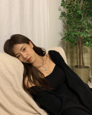 Bae Da-bin Instagram - Home sweet home🖤