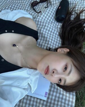 Bae Da-bin Instagram - 오랜만에 긴 글로 인사를 드립니다. 잘 지내시나요? 저는 요즘 많은 것들을 멀리하고 스스로를 돌보며 지내는 시간을 가지고 있어요. 일을 시작하고 어쩌면 처음으로 가지는 짧지 않은 휴식 기간 동안 소식을 전하지 못해 걱정해 주시고 염려해 주시는 마음들 잘 알고 있습니다. 하루가 온전한 행복으로 가득하기를 바라주시는 말들 덕에 저는 잘 지내고 있어요. 덕분입니다.   최근 7년 가까이 함께한 sm cnc 와 긴 논의 끝에 동행을 마무리하게 되었습니다. 지난 시간 동안 느끼고 배운 것들을 잘 정리할 수 있는 쉼표가 스스로에게 필요하단 생각이 들었고 그런 저의 생각을 이해해 주셨습니다. 긴 시간 동안 응원과 지지를 아끼지 않아주셨던 회사 식구분들께 다시 한번 마음을 담아 감사드립니다. 

 유난히 추웠던 겨울이 지났습니다. 얼마 전 쌓여버린 낙엽을 뒤늦게 정리하다 보니 깊은 곳에 숨어있던 봄을 마주했어요. 늦은 새해 인사이지만, 가까이에 있는 행복을 조금 더 자주 마주 보고 알아챌 수 있는 날들이 되셨으면 좋겠습니다. 
 
부족한 모습에도 보내주시는 따듯한 시선과 애정 어린 말들에 보답할 길이 없어 늘 죄송스럽고 감사한 마음뿐입니다. 기약할 수 없는 만남이지만 제가 약속드릴 수 있는 건 다시 만나는 날, 보다 더 건강하고 조금은 더 나은 모습으로 뵐 수 있도록 하는 것뿐이겠지요. 부디 그럴 수 있도록 하겠습니다. 

늘 감사합니다