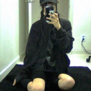 Bae Gang-hee Instagram - 먼지쌓인 뽑기기계에서 굉장히 귀여운 열쇠고리를 뽑았습니다 (단 5회만에)  여러분도 소소한 행운이 깃든 하루되셨기를