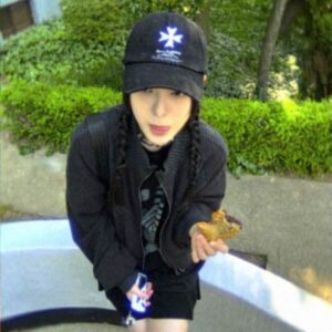 Bae Gang-hee Instagram - 먼지쌓인 뽑기기계에서 굉장히 귀여운 열쇠고리를 뽑았습니다 (단 5회만에)  여러분도 소소한 행운이 깃든 하루되셨기를
