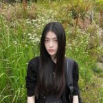 Bae Gang-hee Instagram - 주말 잘 보내고 계신가요 파릇파릇한 녹음 속에서 사진을 찍어보았습니다 그러나 저는 풀알러지가 있습니다 다들 식사 잘 챙겨드세요