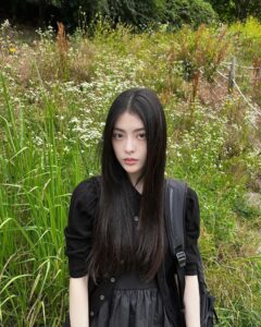 Bae Gang-hee Instagram - 주말 잘 보내고 계신가요 파릇파릇한 녹음 속에서 사진을 찍어보았습니다 그러나 저는 풀알러지가 있습니다 다들 식사 잘 챙겨드세요