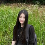 Bae Gang-hee Instagram - 주말 잘 보내고 계신가요 파릇파릇한 녹음 속에서 사진을 찍어보았습니다 그러나 저는 풀알러지가 있습니다 다들 식사 잘 챙겨드세요