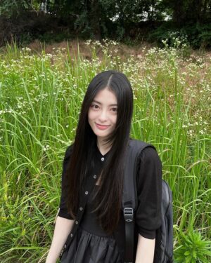 Bae Gang-hee Instagram - 주말 잘 보내고 계신가요 
파릇파릇한 녹음 속에서 사진을 찍어보았습니다 그러나 저는 풀알러지가 있습니다 다들 식사 잘 챙겨드세요