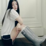 Bae Gang-hee Instagram - 락피쉬웨더웨어 × 배강희 서머 레이니 화보☔ 락피쉬웨더웨어(@rockfish_official) 와 배우 배강희(@baeganghee)가 만나 사랑스러운 서머 레이니 룩을 완성했습니다 🤍 지금부터 준비해야 할 여름 필수템, 제품 태그를 통해 확인해 보세요! #무신사 #MUSINSA #배강희 #락피쉬웨더웨어 #우산 #레인부츠 #장마 #장화 #레인코트