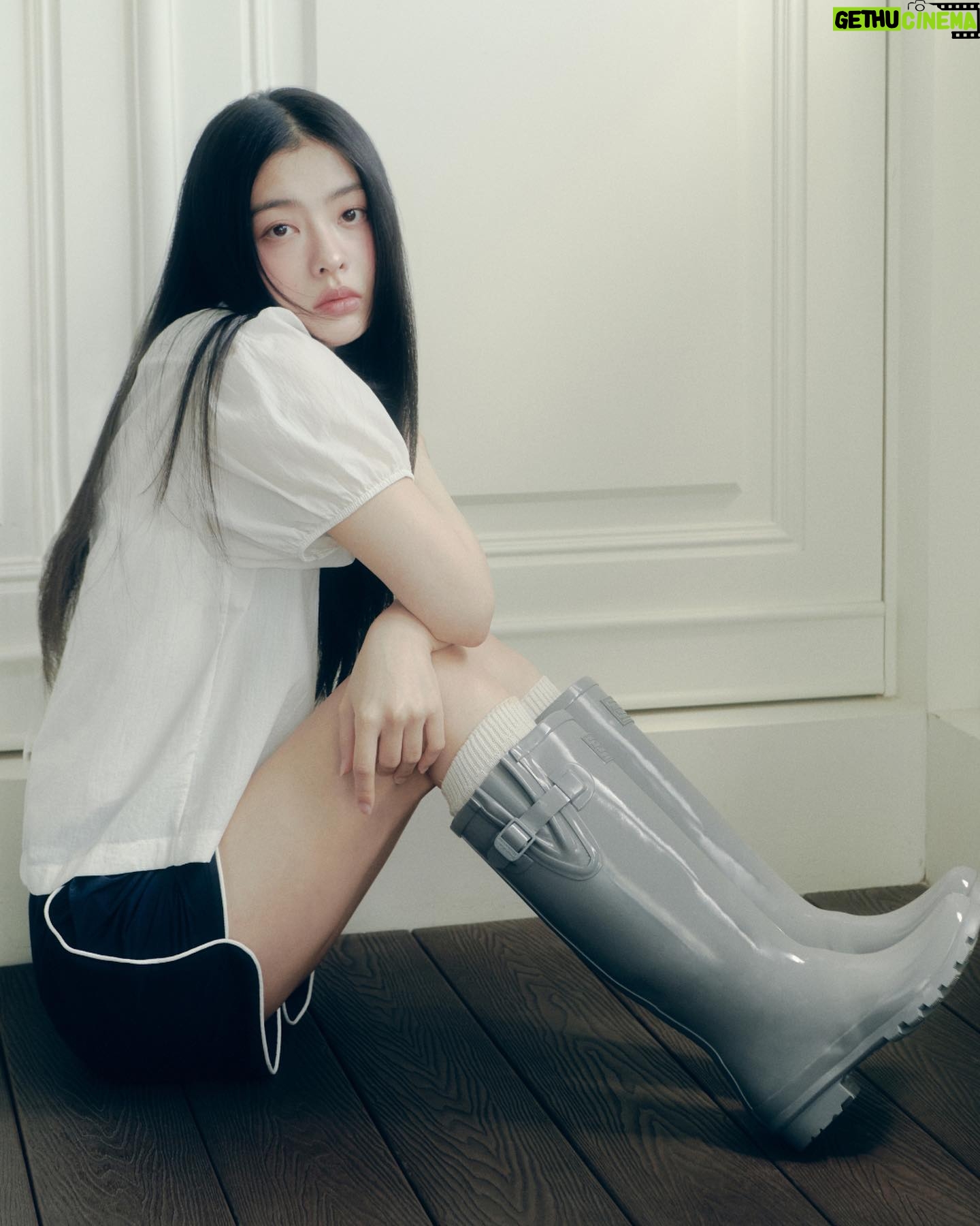 Bae Gang-hee Instagram - 락피쉬웨더웨어 × 배강희 서머 레이니 화보☔ 락피쉬웨더웨어(@rockfish_official) 와 배우 배강희(@baeganghee)가 만나 사랑스러운 서머 레이니 룩을 완성했습니다 🤍 지금부터 준비해야 할 여름 필수템, 제품 태그를 통해 확인해 보세요! #무신사 #MUSINSA #배강희 #락피쉬웨더웨어 #우산 #레인부츠 #장마 #장화 #레인코트
