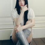 Bae Gang-hee Instagram - 락피쉬웨더웨어 × 배강희 서머 레이니 화보☔ 락피쉬웨더웨어(@rockfish_official) 와 배우 배강희(@baeganghee)가 만나 사랑스러운 서머 레이니 룩을 완성했습니다 🤍 지금부터 준비해야 할 여름 필수템, 제품 태그를 통해 확인해 보세요! #무신사 #MUSINSA #배강희 #락피쉬웨더웨어 #우산 #레인부츠 #장마 #장화 #레인코트