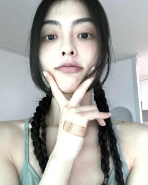 Bae Gang-hee Instagram - 집 밖은 위험합니다
