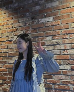 Bae Woo-hee Instagram - #다우렌의결혼 보러👰🏻‍♀️ 너무 신나고 따뜻했다🪽
사랑둥이 성은이랑 함께🖤