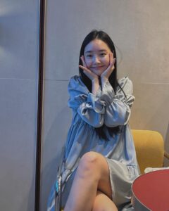 Bae Woo-hee Instagram - #다우렌의결혼 보러👰🏻‍♀️ 너무 신나고 따뜻했다🪽 사랑둥이 성은이랑 함께🖤