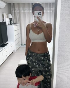 Bae Yoon-jung Instagram - 태생적으로 마를수없는몸이지만(떡대,뼈가너무큼) 그래도 1년전 한약다이어트를시작해 13키로빼고 정상인몸으로돌아온게 1년중 저에겐 가장큰 잘한일중하나🙏 이제 유지를 언제까지하느냐가 젤중요하네요 아이낳기전몸으로 가기에는 이제 운동을해서 탄력을만들어야할듯요😮‍💨 운동싫고 먹는거 완전조절못하시는분들 상담이라도함받아보세요!! 저 이제 계약이끝나서 한의원에서 혜택을드리는게 이번이 마지막이라고하더라구요🥹 꼭 상담이라도받아보시고 독하게준비하셔서 자존감올리고 이쁜옷많이 입으세요‼️ 거울보는재미가생기면 더 욕심납니다~ 다이어트상담신청은 담주일요일까지구여 링크는 제 프로필에 올려놨어요🩶